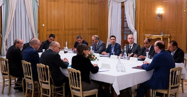 L'absence du gouvernement des deux chambres législatives tunisiennes est souvent justifiée par des engagements professionnels ou ministériels.